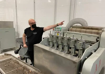 Partidora anacardos, y trabajador